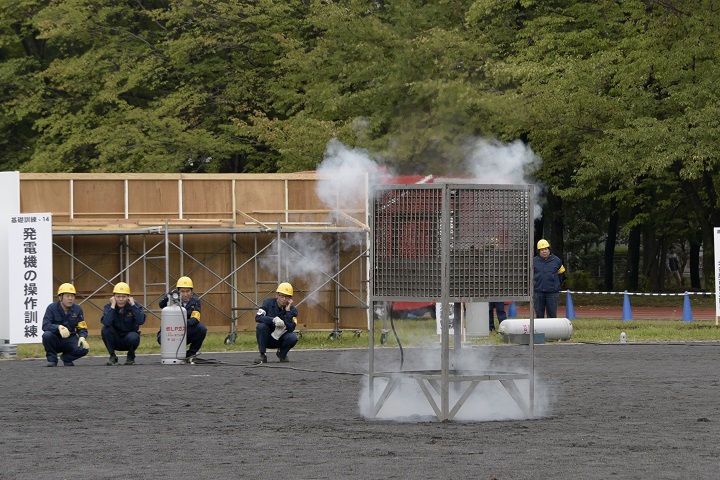 「カートリッジ缶燃焼破裂実験」の写真