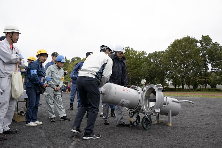 「LPガス緊急収納容器へのガス容器収納訓練」の写真