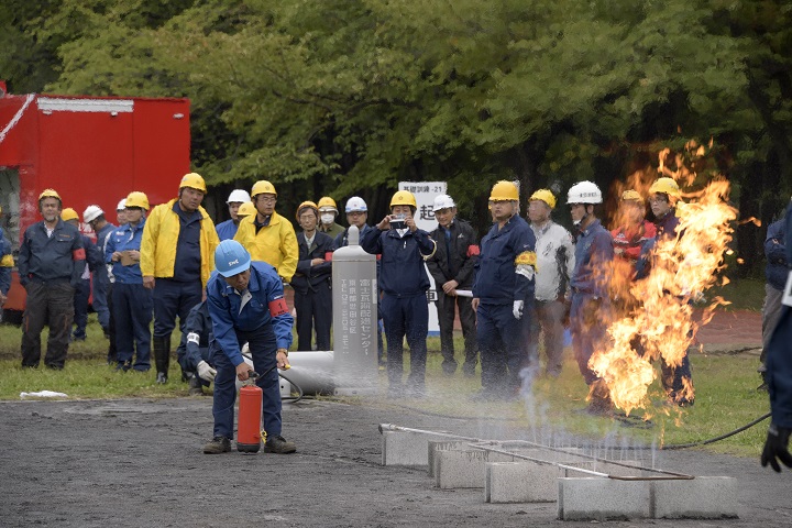 「LPガス（液化石油ガス）消火訓練」の写真