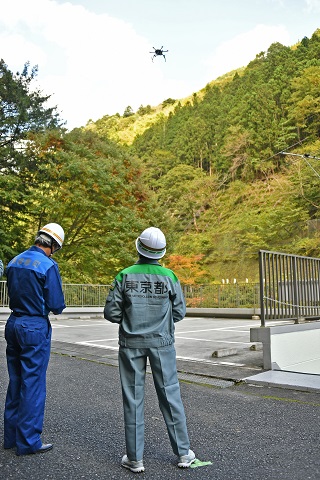 山間部を飛行するドローンの写真