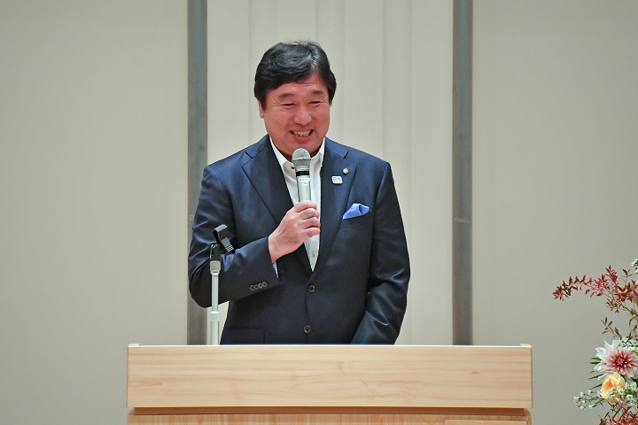 挨拶する斉藤江戸川区長の写真