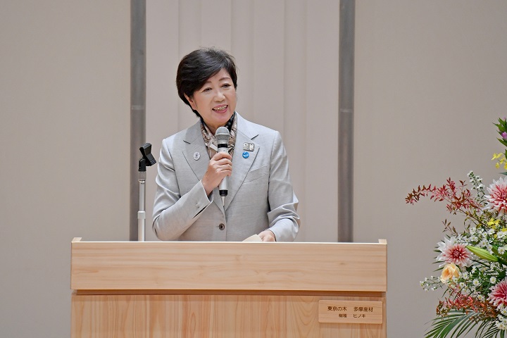 挨拶する小池都知事の写真