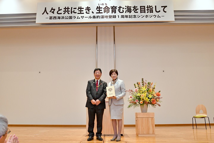 佐藤町長と小池都知事の写真