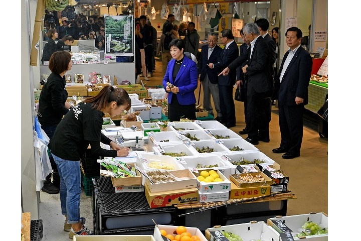 店舗を視察する知事の写真