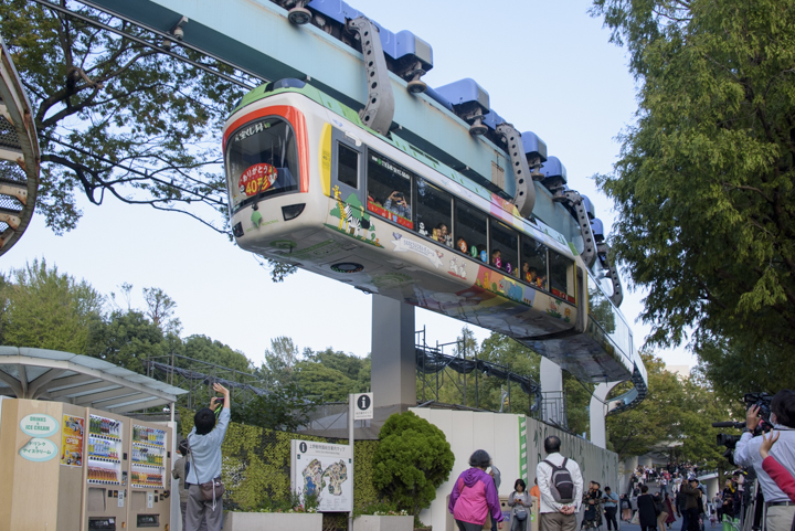 最終日のモノレールと来園者の様子の写真