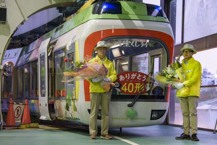 セレモニーで花束を受け取る駅長と運転手の写真