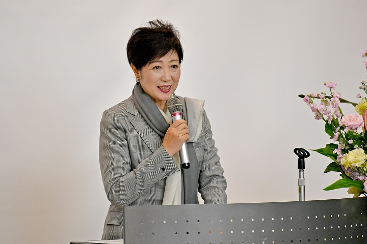 挨拶する小池都知事の写真