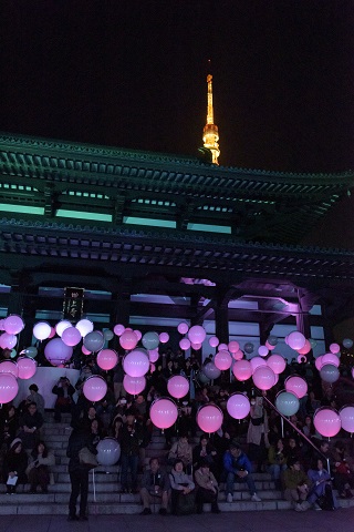 増上寺の屋根ごしに見える東京タワーの写真