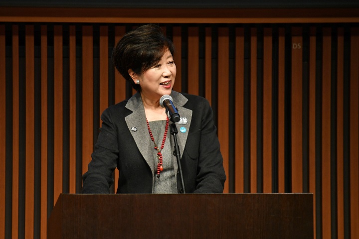 挨拶する小池都知事の写真