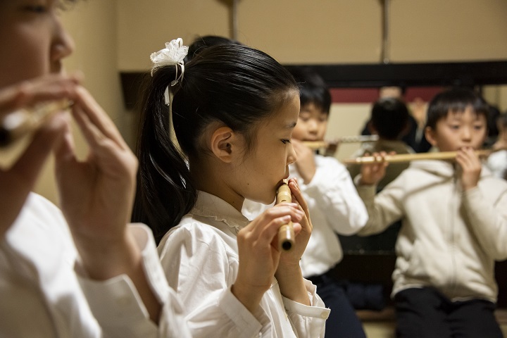 楽屋で最後の自主練習を行う篠笛の子供たち