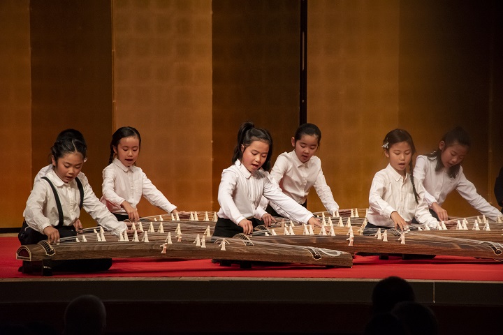 箏の演奏の舞台の様子