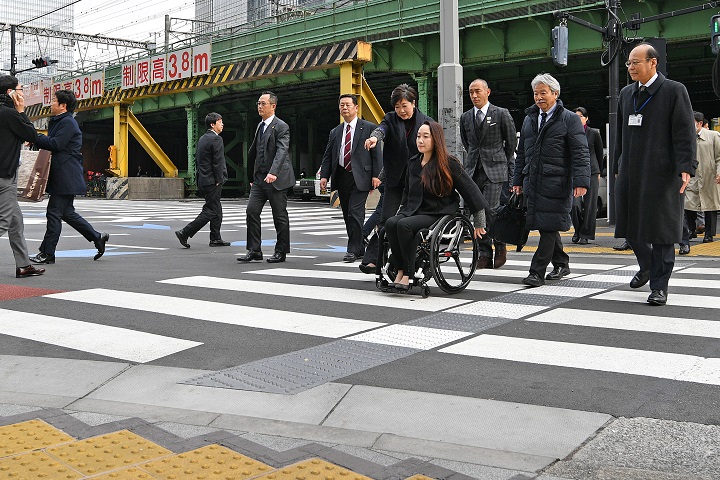 鍛冶橋通りでの道路と歩道の視察の様子1