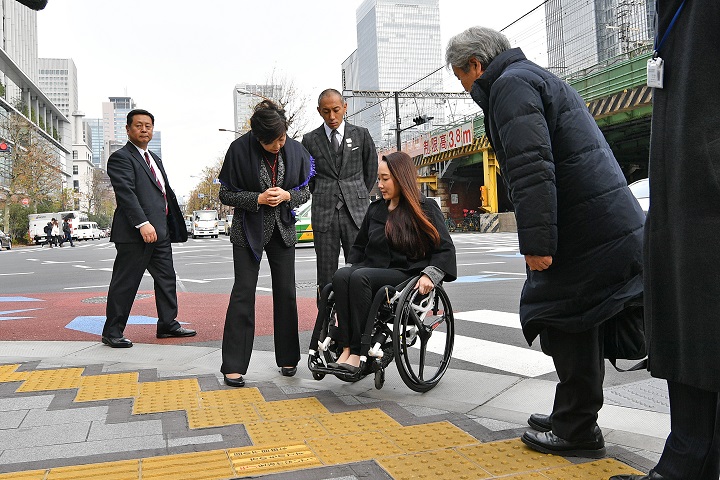 鍛冶橋通りでの道路と歩道の視察の様子2