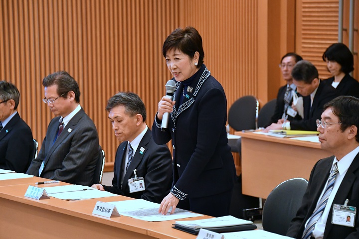 挨拶する小池都知事の写真