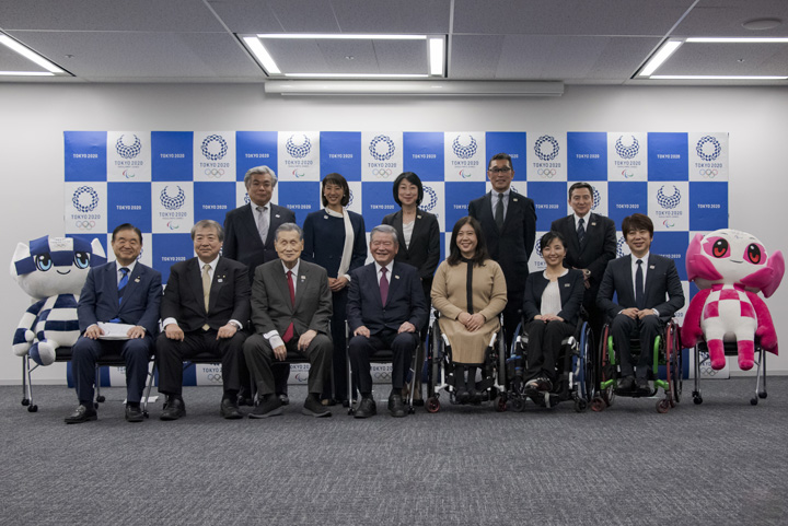 会見に登壇した選手村村長らの写真