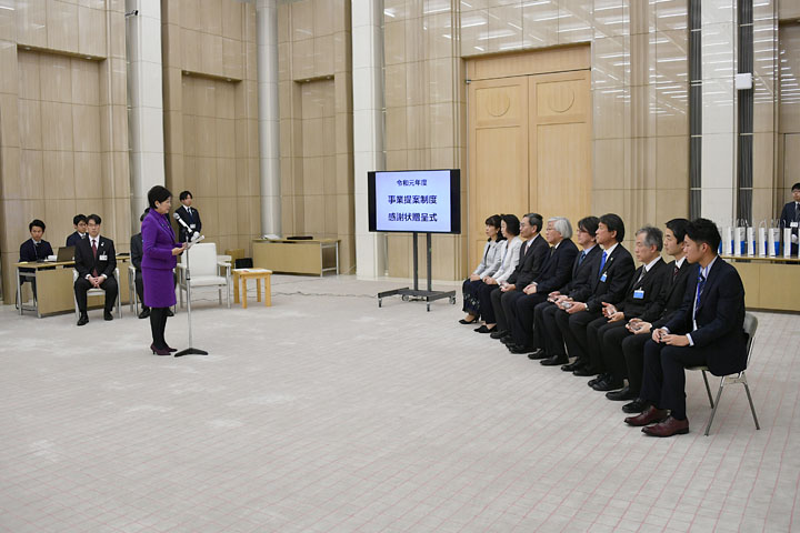 感謝の言葉を述べる小池都知事