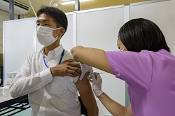 接種する看護師の画像