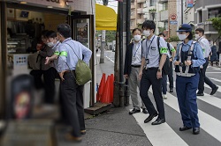 店先で説明する職員の画像