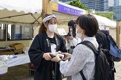 天丼受け渡しの様子の画像