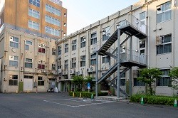 建物裏手の画像