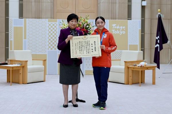 知事と選手の画像