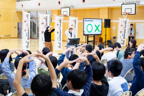 手話は世界共通？という問いには〇と×の答えが半々（正解は×）