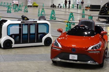 水素で走る燃料電池車などを試乗できるエリアも（こども限定）