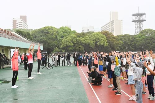 岡田選手を中心にみんなで運動
