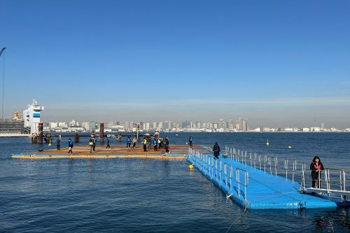 海上に浮かぶ浮体式ポート