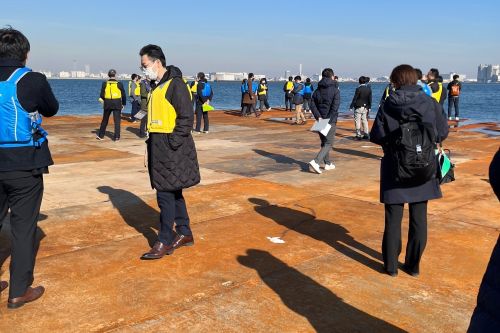 浮体式ポートに人が乗っている様子