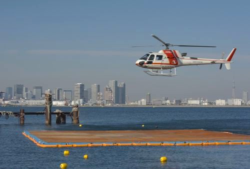 海上に浮かぶポートにヘリコプターが飛んできた様子