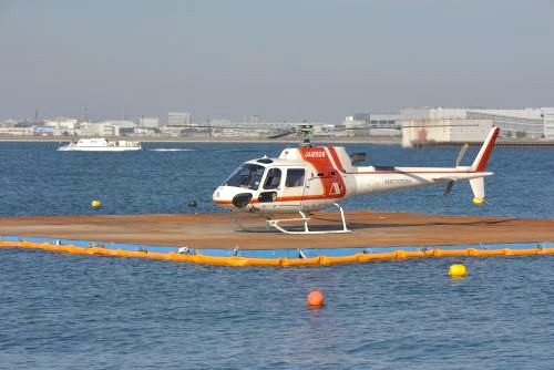海上に浮かぶポートにヘリコプターが着陸