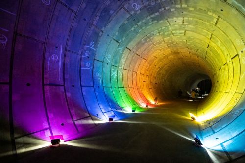 虹色に輝くトンネルをくぐって帰ります
