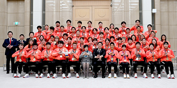 全員で「デフリンピック」を表す手話言語でポーズ