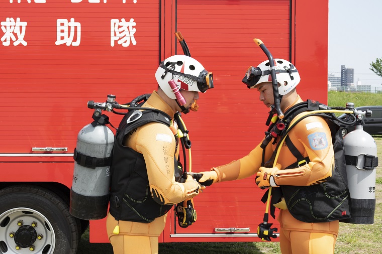 Photo: Mutual checking of rescue materials/equipment