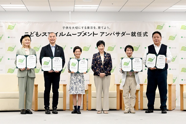 Photo: Five ambassadors and Governor Koike holding the Letters of Appointment