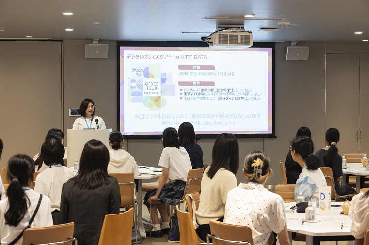 photo:&nbsp;Students listening to employees who are working in IT companies