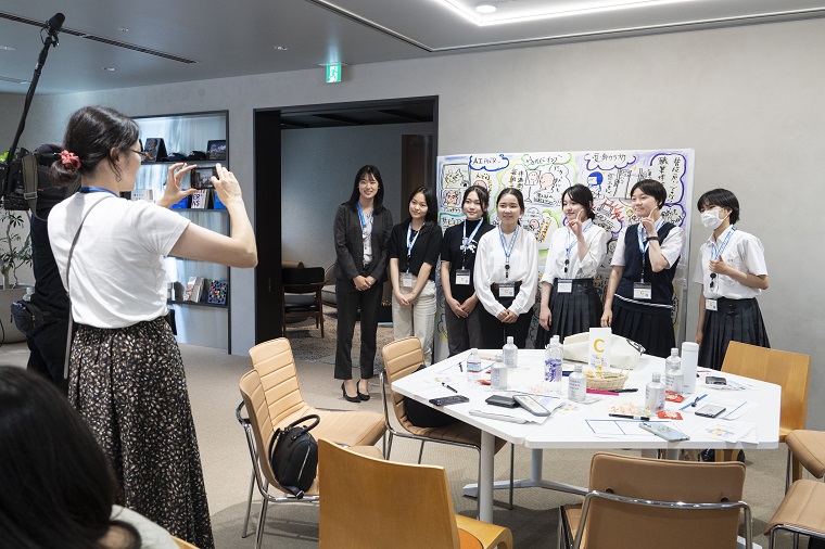 Photo: A commemorative photo with the group members 