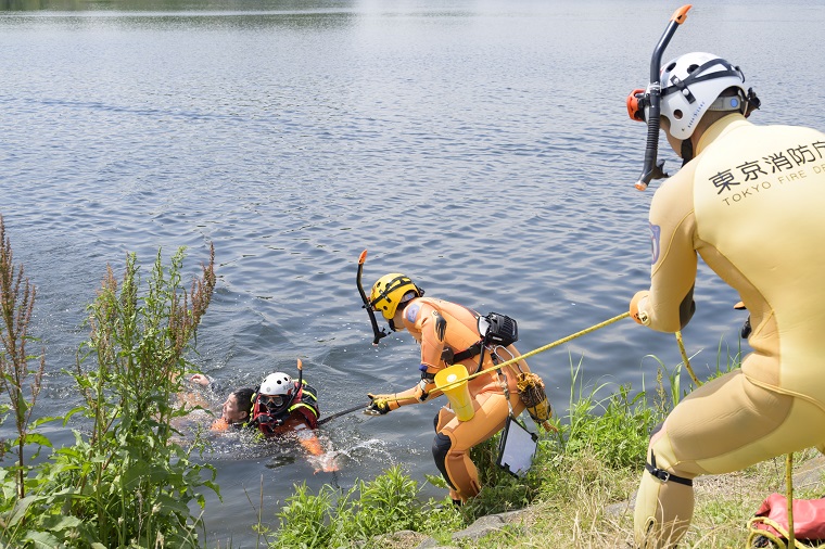 Photo: Drowning person rescue training