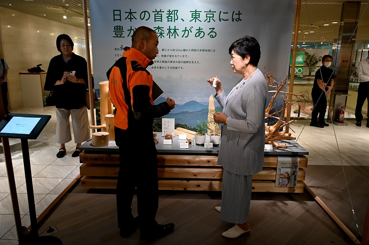 Photo: Governor Koike listening to an explanation of the exhibits