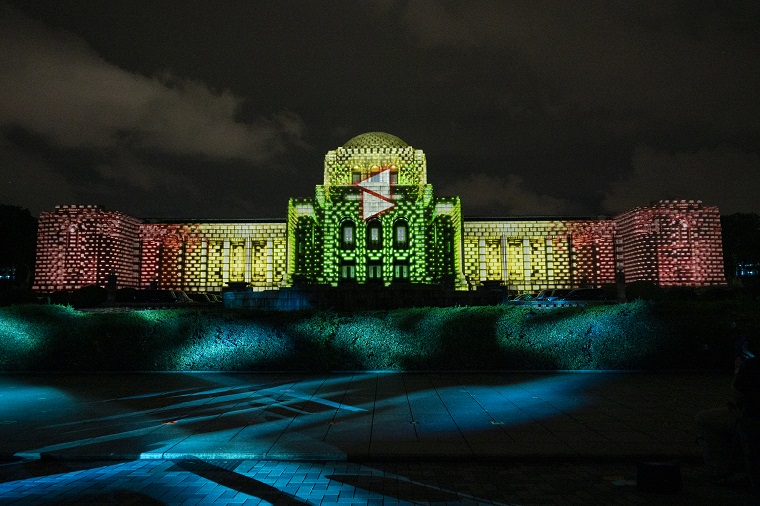 Photo 2: A work projected on the building of the Meiji Memorial Picture Gallery