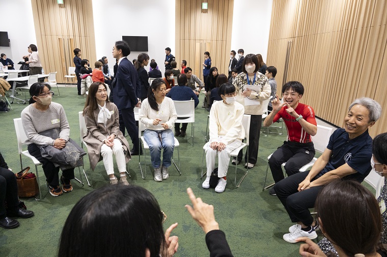 Photo: Interaction with deaf athletes and participants