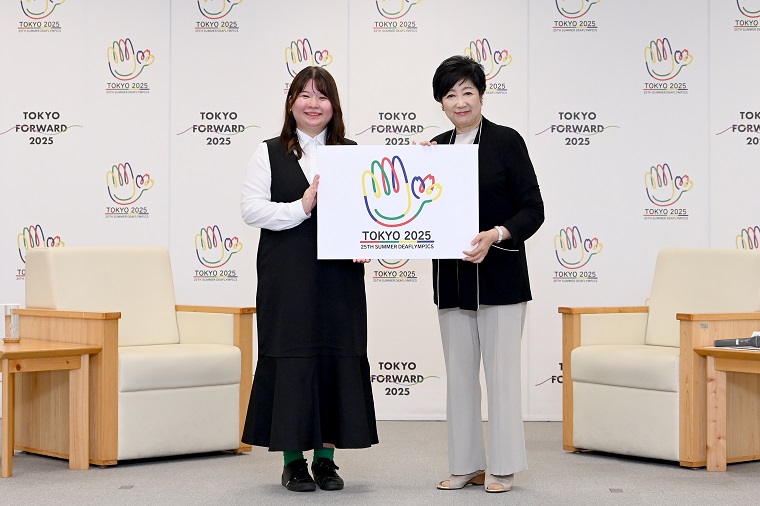 Photo: Governor Koike and Ms. Tada holding a display board of the Games emblem