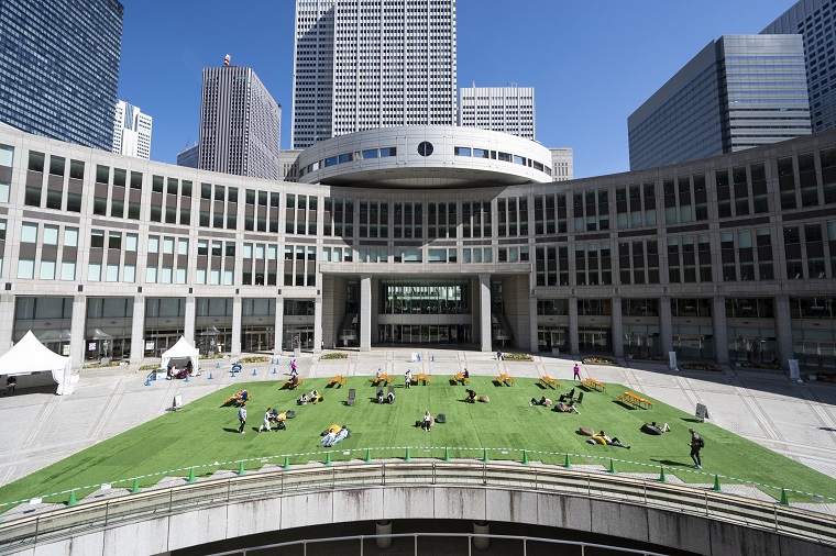 Photo: Tokyo Citizens’ Plaza covered with artificial lawn