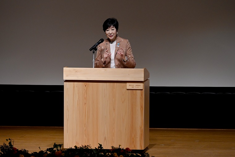 Photo: Governor Koike, the organizer of the event, greeting the participants