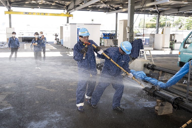 Photo: Employees recovering leaked pipes