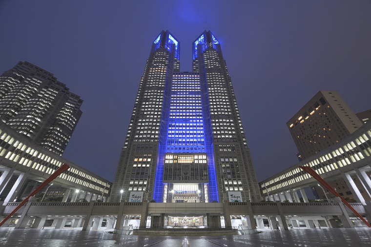 Photo: Tokyo Metropolitan Government Building No. 1 illuminated  in blue