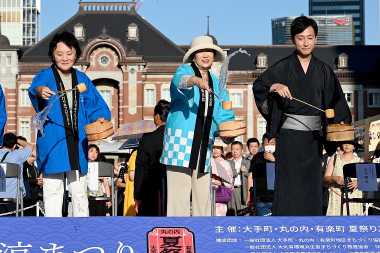 Photo: Governor Koike and other participants sprinkling water