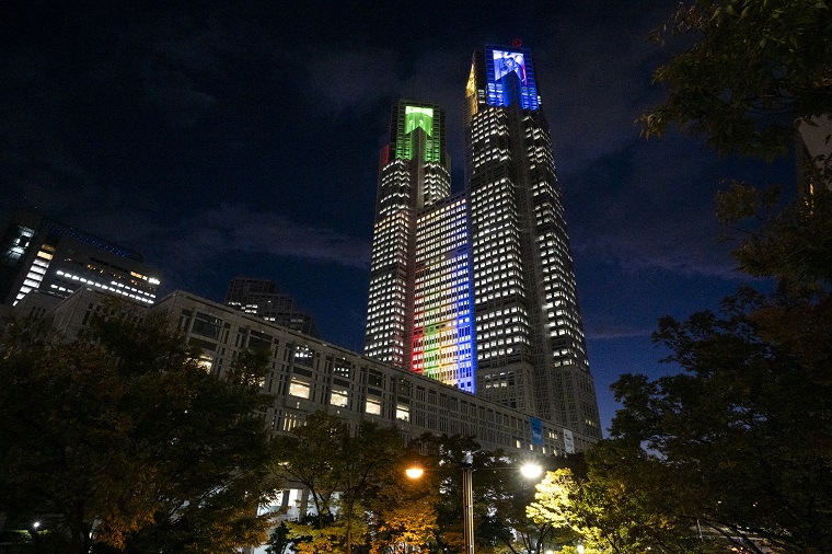 Photo: Tokyo Metropolitan Government Building No. 1 illuminated in the four colors of the Deaflympics