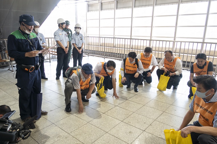 Photo: Railway user protection drill held inside Kitasenju Station